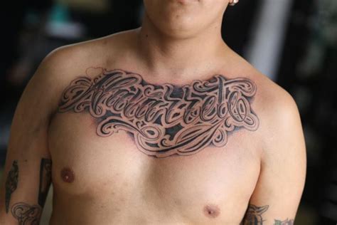 tatuaje en el pecho mujer letras